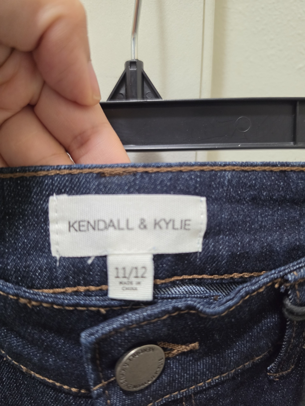 Kendall & Kylie Kontent Mid-Rise Crop Jeans - Picture 2 of 12